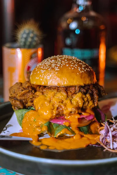 Sos Damlayan Bir Hamburgerin Dikey Seçici Odağı — Stok fotoğraf