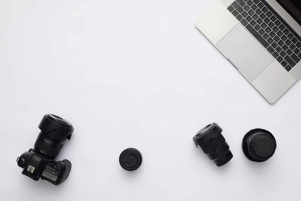 Una Fotocamera Con Tre Obiettivi Con Computer Portatile Sfondo Bianco — Foto Stock