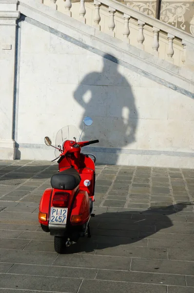 Eine Vertikale Aufnahme Eines Kleinen Geparkten Roten Motorrollers Einem Gebäude — Stockfoto