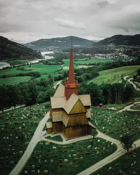 Plan Vertical Église Norvégienne Entourée Pierres Tombales — Photo