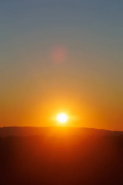 Una Toma Vertical Puesta Sol Brillante —  Fotos de Stock