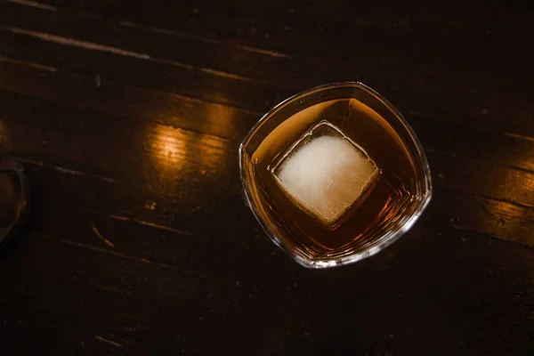 Ein Glas Whisky Mit Eiswürfel Auf Einem Holztisch Von Oben — Stockfoto