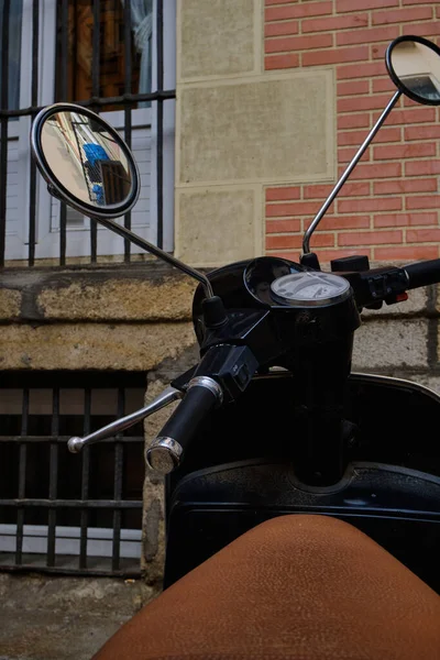 レンガの壁の近くに停めたバイクの垂直ショット — ストック写真