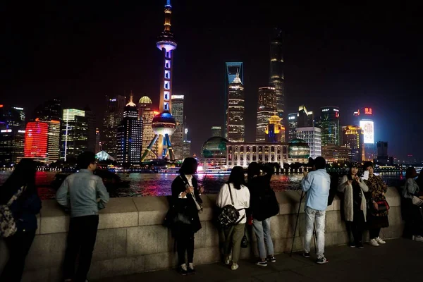 Beautiful View People Waterfront Shanghai Pudong Night — Stock Photo, Image