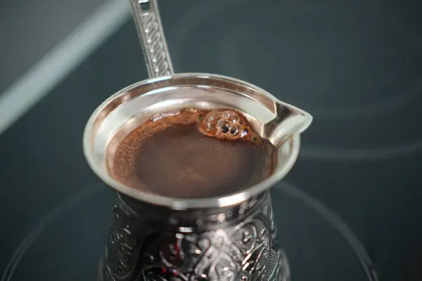 Cezveで作られた伝統的なトルココーヒーの選択的フォーカスショット — ストック写真