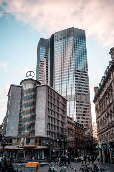 Vertikal Bild Mercedes Benz Byggnad Frankfurt Tyskland Vid Solnedgången — Stockfoto