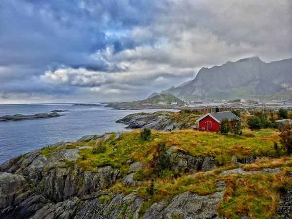 Egy Kis Vörös Ház Óceán Közelében Lofoten Island Norvégia — Stock Fotó