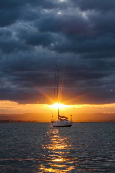 Ένα Κάθετο Πλάνο Ενός Μεγάλου Πλοίου Στη Θάλασσα Θέα Ηλιοβασίλεμα — Φωτογραφία Αρχείου