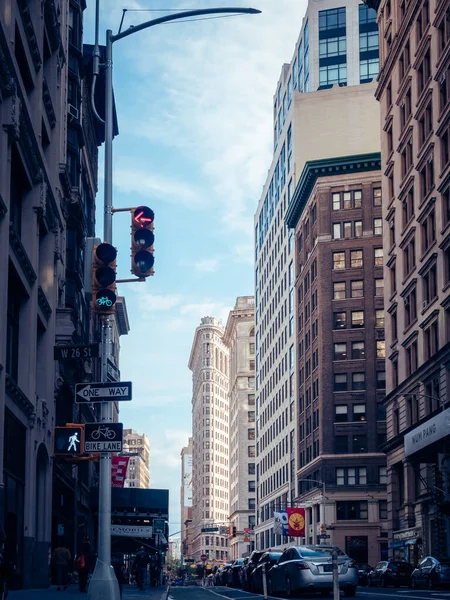 纽约的一条垂直的街道 有弗拉蒂龙大楼和繁忙的氛围 — 图库照片