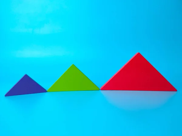 Los Tangramas Colores Dispuestos Sobre Fondo Azul — Foto de Stock