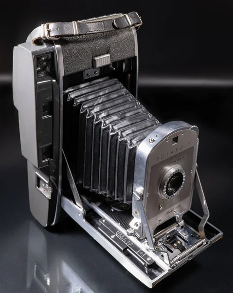 Вертикальный Крупный План Старинной Камеры Polaroid Model 150 Land Camera — стоковое фото