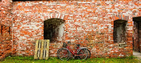 Красивый Снимок Красных Велосипедов Припаркованных Здания Кирпичными Стенами — стоковое фото