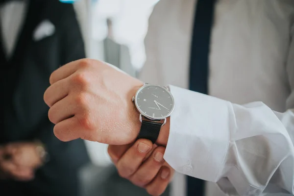 Een Close Van Een Man Die Zijn Handhorloge Vastbindt — Stockfoto