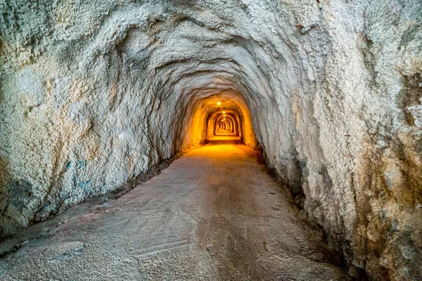 ブドヴァ スヴェティ シュテファン モンテネグロに明るい黄色のライトのトンネル — ストック写真