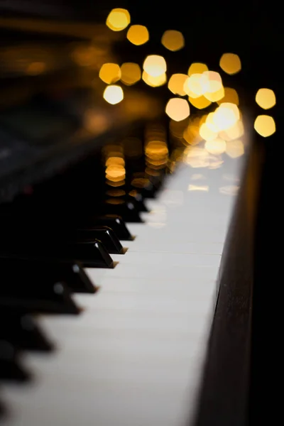Close Teclas Piano Com Luzes Bokeh — Fotografia de Stock