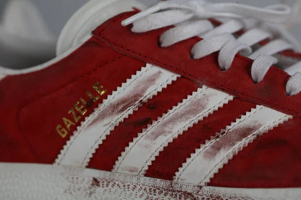 汚れたガゼルの赤い靴のクローズアップショット — ストック写真