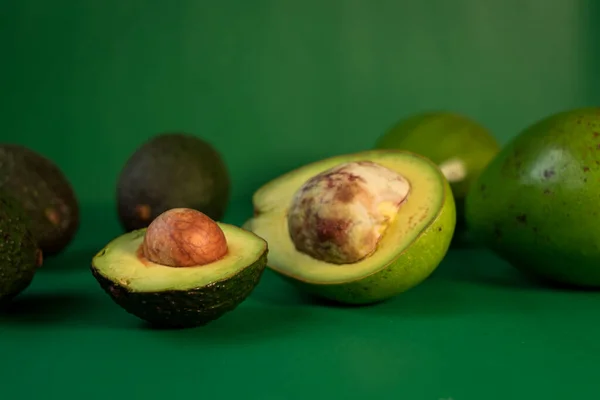 Primer Plano Aguacates Fondo Verde —  Fotos de Stock