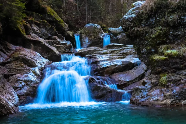 高地に滝がある魅力的な風景 — ストック写真