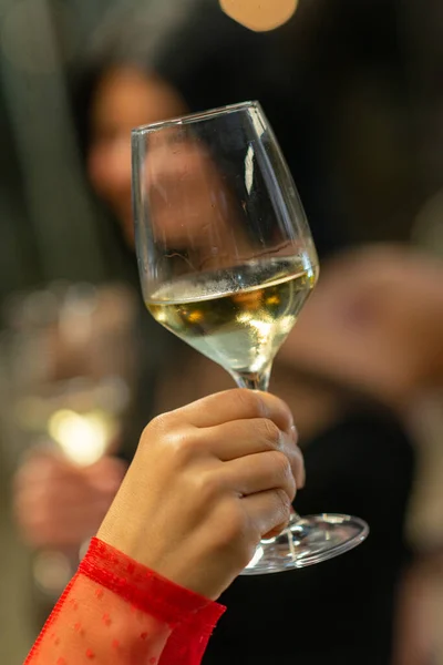 一杯白葡萄酒在模糊的背景下垂直拍摄的照片 — 图库照片