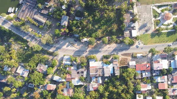 Een Bovenaanzicht Van Een Woonwijk Met Huizen Wegen Bomen — Stockfoto