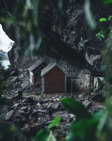 Una Bella Vista Una Piccola Casa Costruita Sulla Montagna — Foto Stock