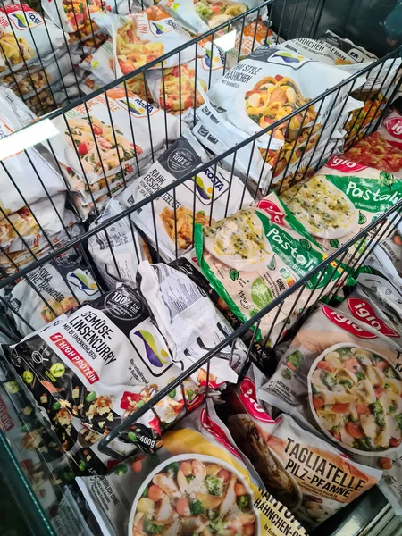 スーパーマーケットでのブランドFrostaとIgloの準備ができて食事と冷凍庫のクローズアップショット — ストック写真