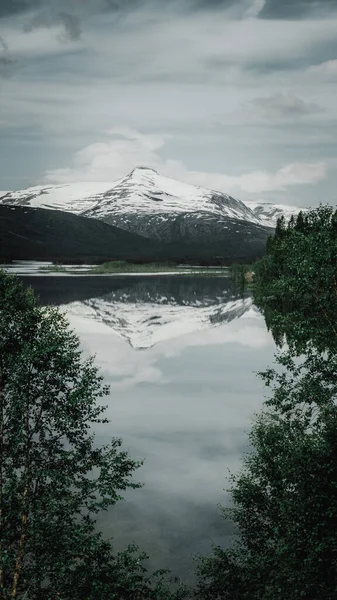 Vertikale Aufnahme Eines Großen Berges Der Von Einem Spiegelsee Reflektiert — Stockfoto