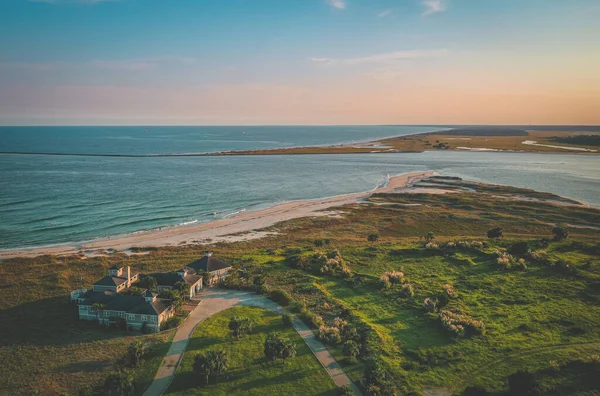 Een Prachtig Uitzicht Vanuit Lucht Een Klein Huis Een Veld — Stockfoto