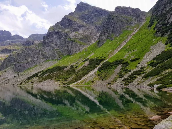 Schöne Aufnahme Eines Sees Einer Landschaft Unter Wolkenverhangenem Himmel — Stockfoto