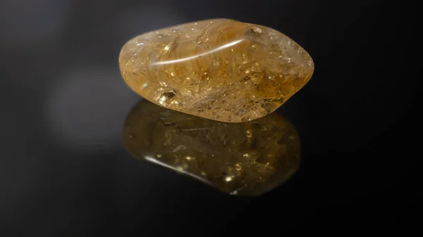 Closeup Natural Gemstone Pebble Citrine Mineral Gemstone Reflective Surface — Stock Photo, Image