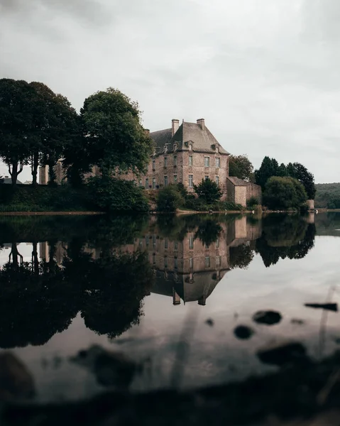 Vacker Bild Sjön Klostret Paimpont Med Synliga Reflektioner Klostret Vattenytan — Stockfoto