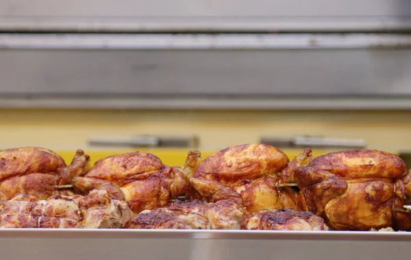 Selektywne Skupienie Kurczak Rotisserie Gotowy Grillowania Restauracji — Zdjęcie stockowe