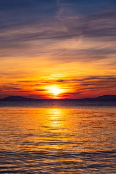 Вертикальний Постріл Величезного Океану Під Час Барвистого Заходу Сонця — стокове фото