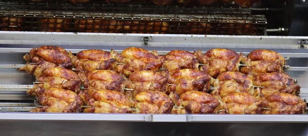 Zbliżenie Rotisserie Kurczaka Gatunkami Lokalnej Restauracji Gotowy Grillowania — Zdjęcie stockowe