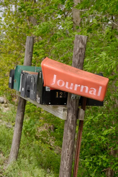 Gros Plan Deux Vieilles Boîtes Aux Lettres Des Détenteurs Journaux — Photo