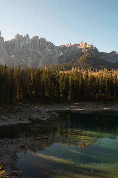 Uma Vertical Lago Carezza Contra Florestas Verdes Com Fundo Montanhas — Fotografia de Stock