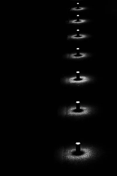 Tiro Vertical Uma Fileira Luzes Rua Uma Noite Escura — Fotografia de Stock