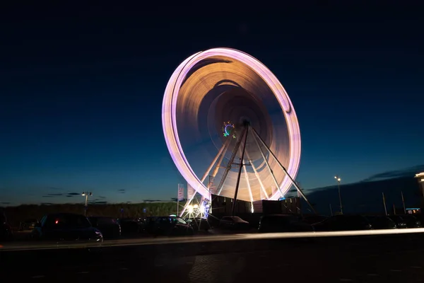 Uma Roda Gigante Com Longa Exposição Parque Diversões Noite — Fotografia de Stock