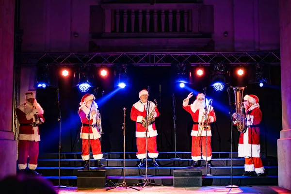 Coro Papai Noel Apresentando Mercado Clássico Natal Ópera Nacional Bucareste — Fotografia de Stock