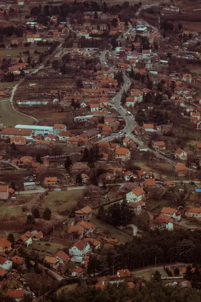 Eine Vertikale Luftaufnahme Eines Stadtbildes Mit Kleinen Ländlichen Gebäuden Und — Stockfoto