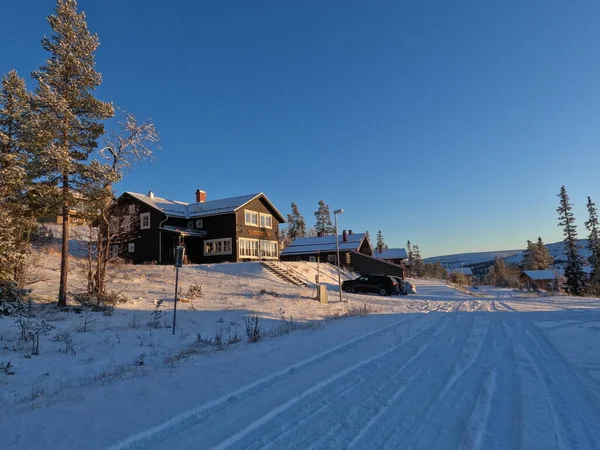 Casas Rurais Uma Área Montanhosa Nevada Dia Ensolarado Inverno — Fotografia de Stock