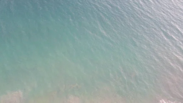 Flygande Vacker Utsikt Över Ljus Ocean Vatten Sanddyn Solig Dag — Stockfoto