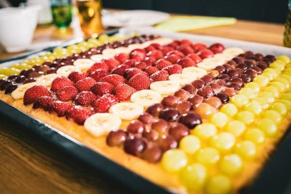 Primer Plano Surtido Frutas Rodajas Como Fresas Plátanos Bandeja Negra —  Fotos de Stock