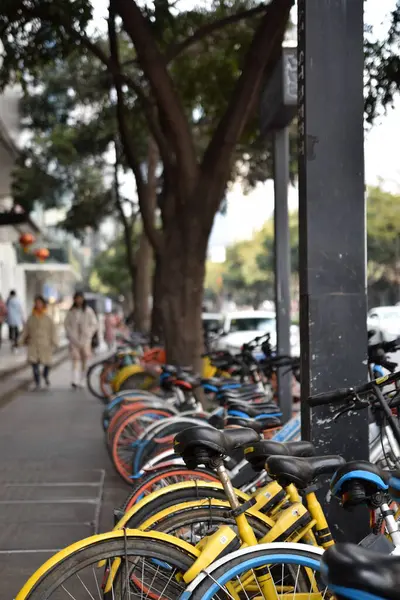 Cyklarna Att Hyra Parkerade Gatan — Stockfoto