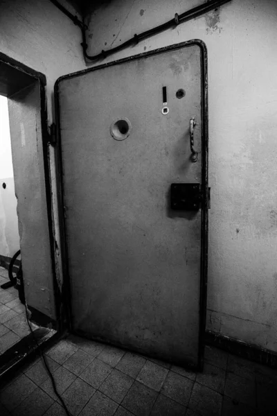 Plan Vertical Niveaux Gris Une Porte Bunker Fer Sur Vieux — Photo