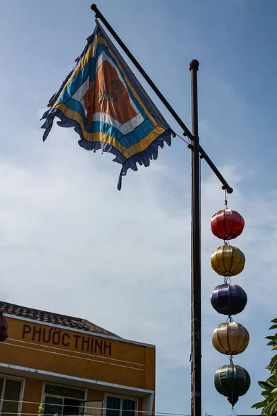 Plan Angle Bas Drapeaux Vieux Décors Japonais Contre Ciel Bleu — Photo