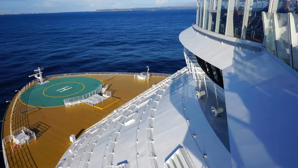 Ein Blick Auf Ein Hubschrauberdeck Auf Einem Schiff — Stockfoto