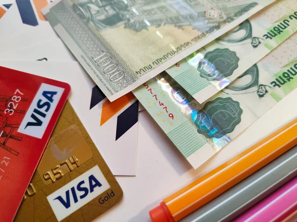 Primer Plano Dinero Con Tarjetas Crédito Marcadores Sobre Mesa — Foto de Stock