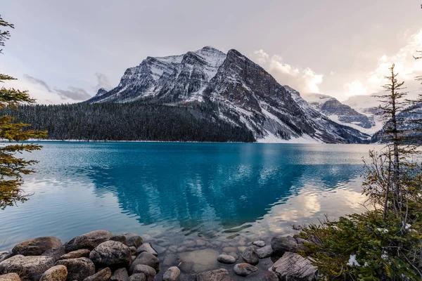 Krásný Záběr Jezero Louise Hory Banff Kanada — Stock fotografie