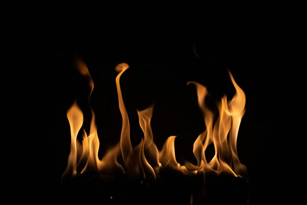 Крупный план горящего огня, изолированного на черном фоне